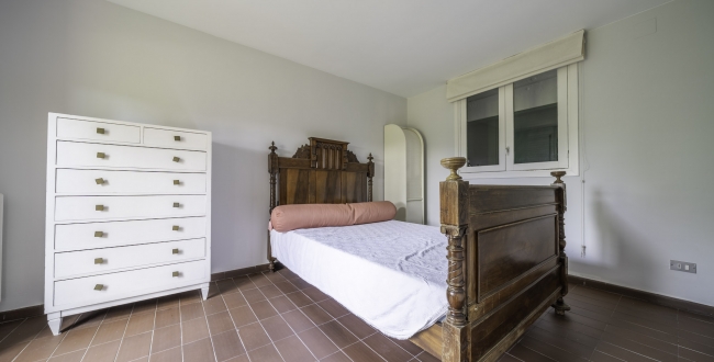 ŒUVRE DE MANUEL DE SOLÀ-MORALES À VENDRE : EXCLUSIVITÉ ET DESIGN À MONTSENY