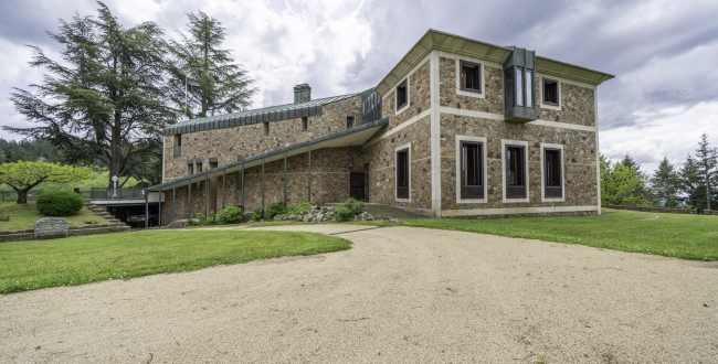 ŒUVRE DE MANUEL DE SOLÀ-MORALES À VENDRE : EXCLUSIVITÉ ET DESIGN À MONTSENY