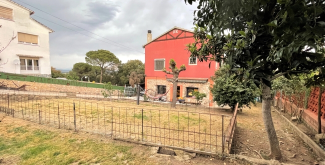 MAISON INDIVIDUELLE AVEC 2 CHAMBRES ET 2 SALLES DE BAINS ET PISCINE