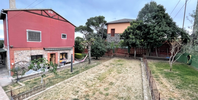 MAISON INDIVIDUELLE AVEC 2 CHAMBRES ET 2 SALLES DE BAINS ET PISCINE