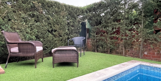 MAISON INDIVIDUELLE AVEC 2 CHAMBRES ET 2 SALLES DE BAINS ET PISCINE