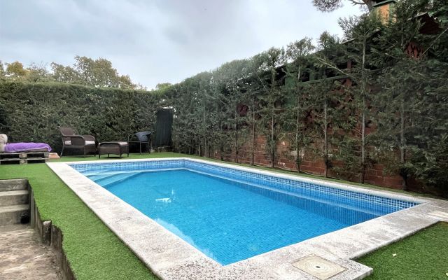 MAISON INDIVIDUELLE AVEC 2 CHAMBRES ET 2 SALLES DE BAINS ET PISCINE