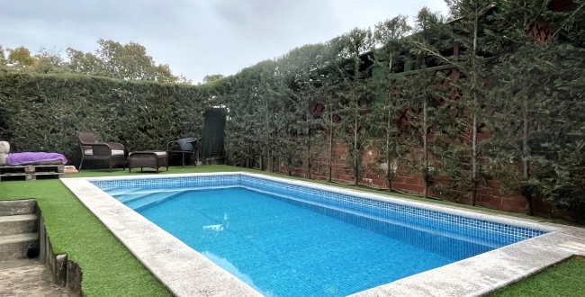 MAISON INDIVIDUELLE AVEC 2 CHAMBRES ET 2 SALLES DE BAINS ET PISCINE