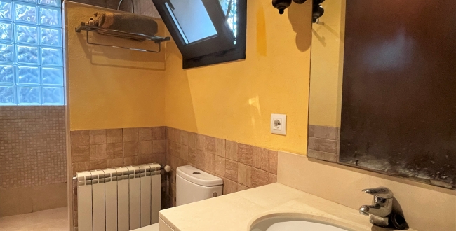 MAISON INDIVIDUELLE AVEC 2 CHAMBRES ET 2 SALLES DE BAINS ET PISCINE