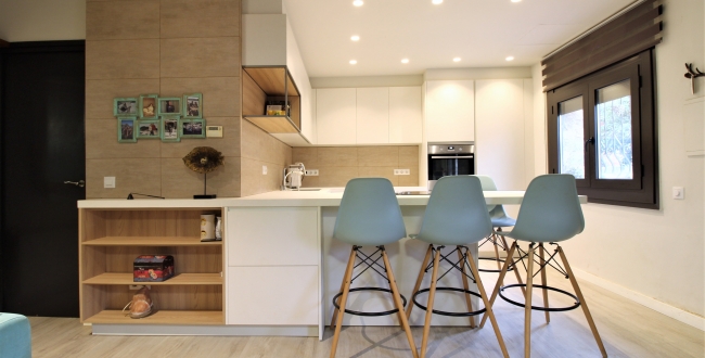 MAISON INDIVIDUELLE AVEC 2 CHAMBRES ET 2 SALLES DE BAINS ET PISCINE