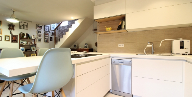 MAISON INDIVIDUELLE AVEC 2 CHAMBRES ET 2 SALLES DE BAINS ET PISCINE