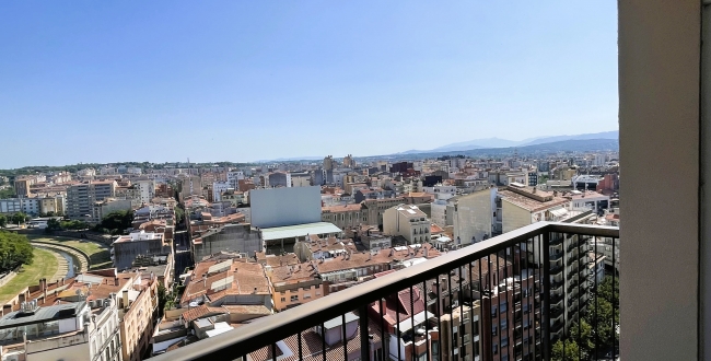 APPARTEMENT 3 CHAMBRES RÉNOVÉ AVEC VUES SPECTACULAIRES ET SITUATION PRIVILÉGIÉE À GÉRONEv