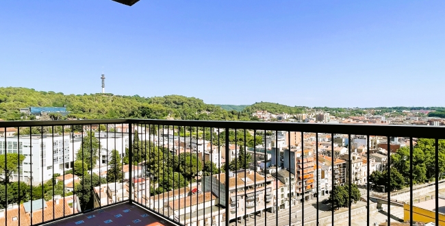 APPARTEMENT 3 CHAMBRES RÉNOVÉ AVEC VUES SPECTACULAIRES ET SITUATION PRIVILÉGIÉE À GÉRONEv
