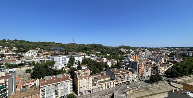 APPARTEMENT 3 CHAMBRES RÉNOVÉ AVEC VUES SPECTACULAIRES ET SITUATION PRIVILÉGIÉE À GÉRONEv
