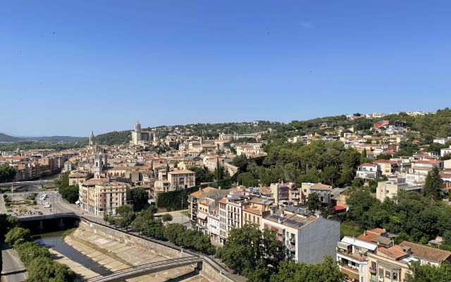APPARTEMENT 3 CHAMBRES RÉNOVÉ AVEC VUES SPECTACULAIRES ET SITUATION PRIVILÉGIÉE À GÉRONEv