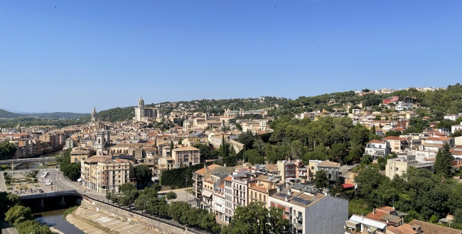 APPARTEMENT 3 CHAMBRES RÉNOVÉ AVEC VUES SPECTACULAIRES ET SITUATION PRIVILÉGIÉE À GÉRONEv