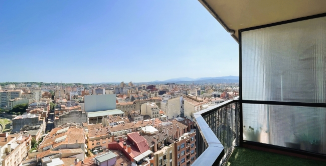 APPARTEMENT 3 CHAMBRES RÉNOVÉ AVEC VUES SPECTACULAIRES ET SITUATION PRIVILÉGIÉE À GÉRONEv