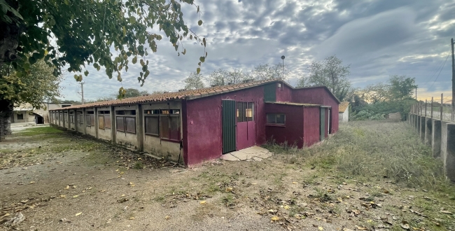 FINCA CATALOGADA COM A MASIA I INSTAL·LACIÓ RURAL AMB 10 HA DE TERRENY A BESCANÓ - GIRONA