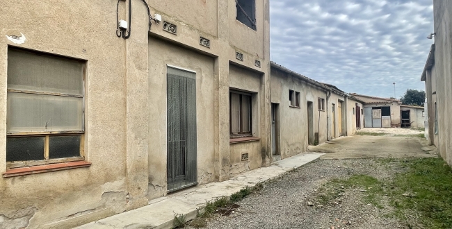 FINCA CATALOGADA COM A MASIA I INSTAL·LACIÓ RURAL AMB 10 HA DE TERRENY A BESCANÓ - GIRONA