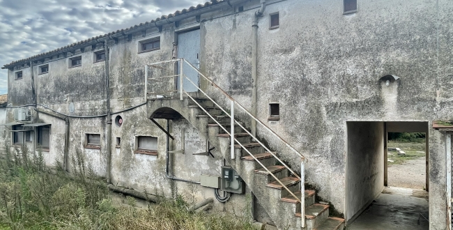 FINCA CATALOGADA COM A MASIA I INSTAL·LACIÓ RURAL AMB 10 HA DE TERRENY A BESCANÓ - GIRONA