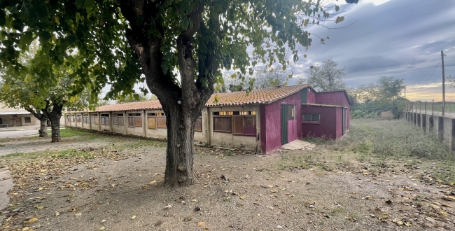 FINCA CATALOGADA COM A MASIA I INSTAL·LACIÓ RURAL AMB 10 HA DE TERRENY A BESCANÓ - GIRONA