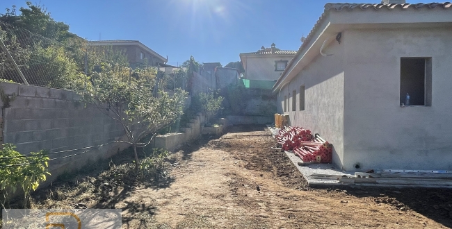 CASA D’OBRA NOVA A SILS AMB JARDÍ I PISCINA