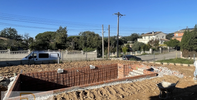CASA D’OBRA NOVA A SILS AMB JARDÍ I PISCINA