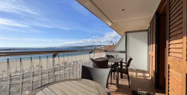 PIS REFORMAT DE 2 HABITACIONS A PRIMERA LÍNIA DE MAR - PALAMÓS