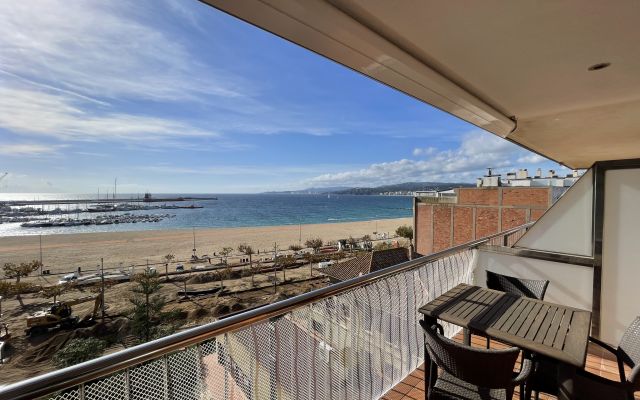 PIS REFORMAT DE 2 HABITACIONS A PRIMERA LÍNIA DE MAR - PALAMÓS