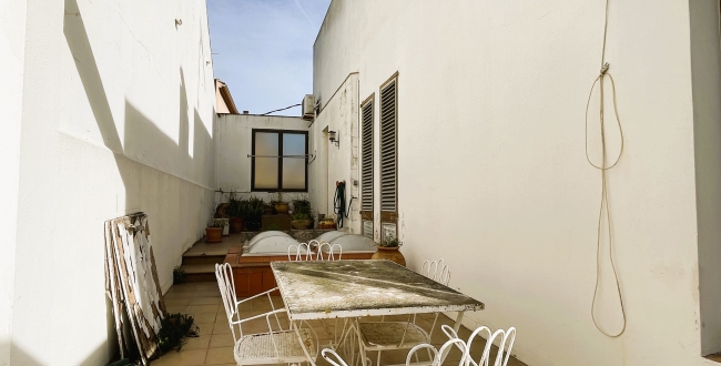 CASA ADOSSADA AMB JARDÍ AL CENTRE DE PALAFRUGELL