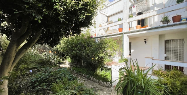 CASA ADOSSADA AMB JARDÍ AL CENTRE DE PALAFRUGELL