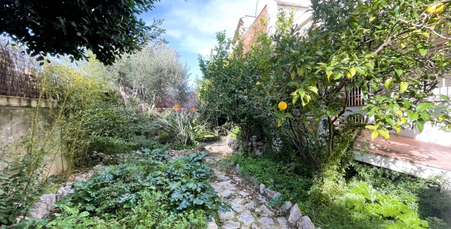 CASA ADOSSADA AMB JARDÍ AL CENTRE DE PALAFRUGELL