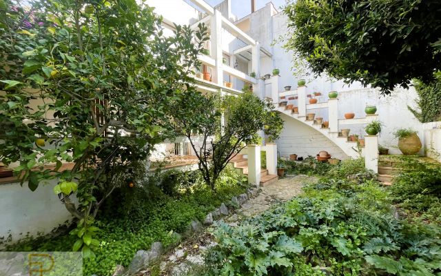 CASA ADOSSADA AMB JARDÍ AL CENTRE DE PALAFRUGELL