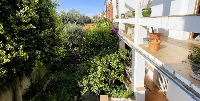 CASA ADOSSADA AMB JARDÍ AL CENTRE DE PALAFRUGELL