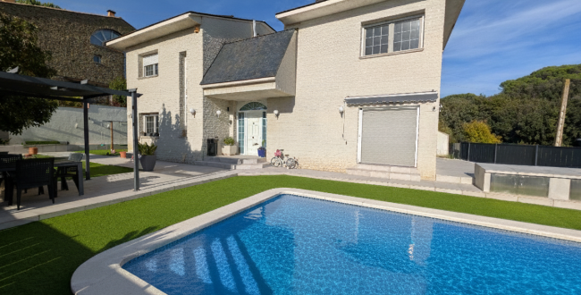 CASA UNIFAMILIAR AMB JARDÍ I PISCINA A PALAU - GIRONA