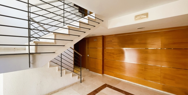 ÀTIC DE 3 HABITACIONS GRANS AMB TERRASSA, PISCINA COMUNITÀRIA, PÀRQUING I TRASTER AL COSTAT DEL PORT DE L'ESCALA