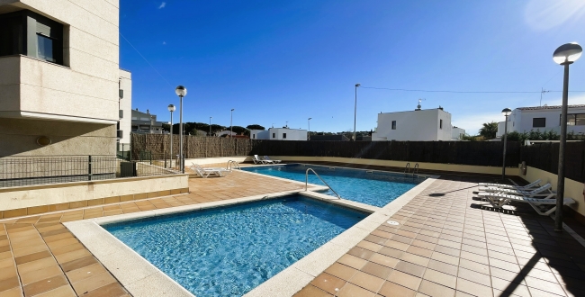 ÀTIC DE 3 HABITACIONS GRANS AMB TERRASSA, PISCINA COMUNITÀRIA, PÀRQUING I TRASTER AL COSTAT DEL PORT DE L'ESCALA