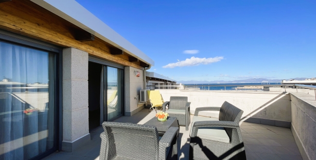 ÀTIC DE 3 HABITACIONS GRANS AMB TERRASSA, PISCINA COMUNITÀRIA, PÀRQUING I TRASTER AL COSTAT DEL PORT DE L'ESCALA