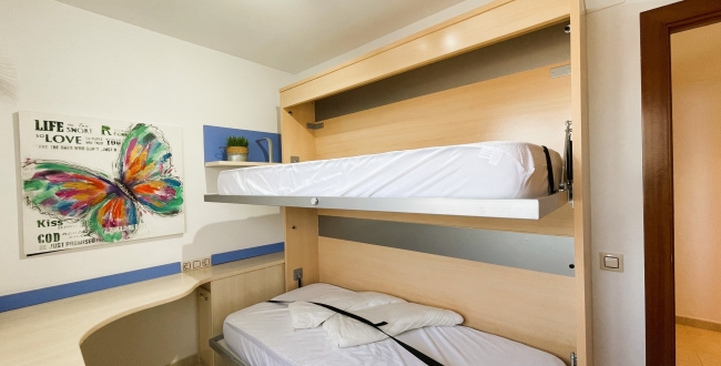 ÀTIC DE 3 HABITACIONS GRANS AMB TERRASSA, PISCINA COMUNITÀRIA, PÀRQUING I TRASTER AL COSTAT DEL PORT DE L'ESCALA