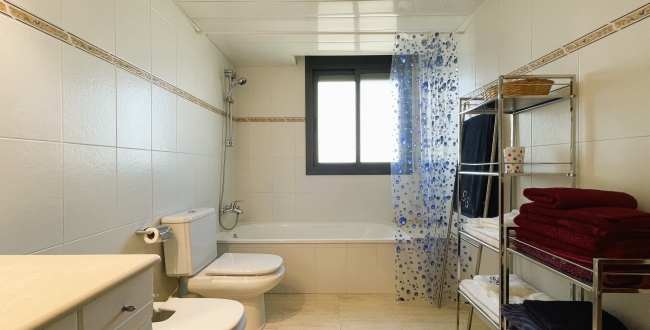 ÀTIC DE 3 HABITACIONS GRANS AMB TERRASSA, PISCINA COMUNITÀRIA, PÀRQUING I TRASTER AL COSTAT DEL PORT DE L'ESCALA