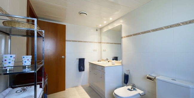 ÀTIC DE 3 HABITACIONS GRANS AMB TERRASSA, PISCINA COMUNITÀRIA, PÀRQUING I TRASTER AL COSTAT DEL PORT DE L'ESCALA