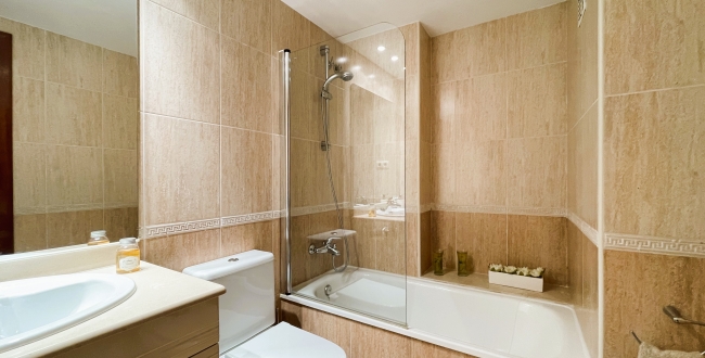 ÀTIC DE 3 HABITACIONS GRANS AMB TERRASSA, PISCINA COMUNITÀRIA, PÀRQUING I TRASTER AL COSTAT DEL PORT DE L'ESCALA