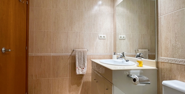 ÀTIC DE 3 HABITACIONS GRANS AMB TERRASSA, PISCINA COMUNITÀRIA, PÀRQUING I TRASTER AL COSTAT DEL PORT DE L'ESCALA