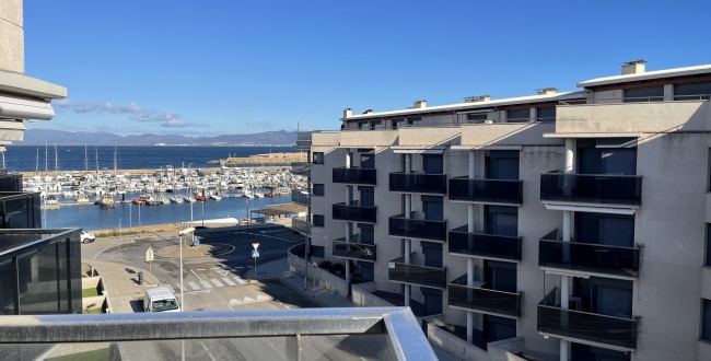 ÀTIC DE 3 HABITACIONS GRANS AMB TERRASSA, PISCINA COMUNITÀRIA, PÀRQUING I TRASTER AL COSTAT DEL PORT DE L'ESCALA