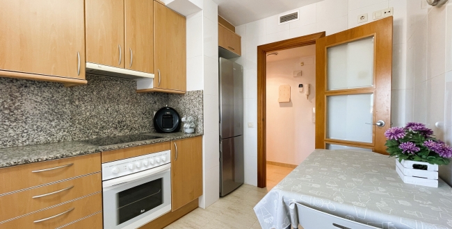 ÀTIC DE 3 HABITACIONS GRANS AMB TERRASSA, PISCINA COMUNITÀRIA, PÀRQUING I TRASTER AL COSTAT DEL PORT DE L'ESCALA