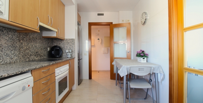 ÀTIC DE 3 HABITACIONS GRANS AMB TERRASSA, PISCINA COMUNITÀRIA, PÀRQUING I TRASTER AL COSTAT DEL PORT DE L'ESCALA