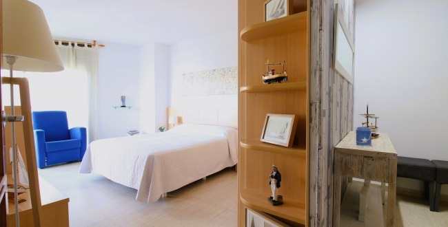 ÀTIC DE 3 HABITACIONS GRANS AMB TERRASSA, PISCINA COMUNITÀRIA, PÀRQUING I TRASTER AL COSTAT DEL PORT DE L'ESCALA