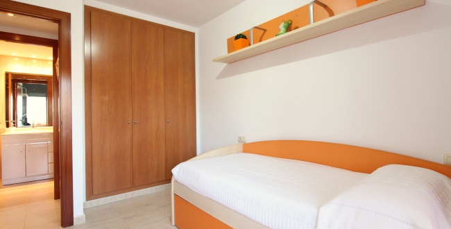 ÀTIC DE 3 HABITACIONS GRANS AMB TERRASSA, PISCINA COMUNITÀRIA, PÀRQUING I TRASTER AL COSTAT DEL PORT DE L'ESCALA