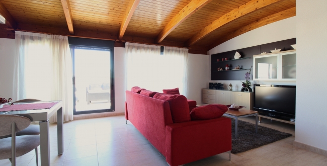 ÀTIC DE 3 HABITACIONS GRANS AMB TERRASSA, PISCINA COMUNITÀRIA, PÀRQUING I TRASTER AL COSTAT DEL PORT DE L'ESCALA