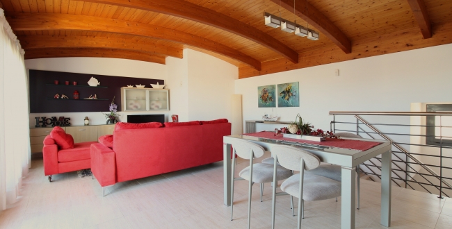 ÀTIC DE 3 HABITACIONS GRANS AMB TERRASSA, PISCINA COMUNITÀRIA, PÀRQUING I TRASTER AL COSTAT DEL PORT DE L'ESCALA