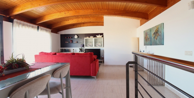 ÀTIC DE 3 HABITACIONS GRANS AMB TERRASSA, PISCINA COMUNITÀRIA, PÀRQUING I TRASTER AL COSTAT DEL PORT DE L'ESCALA