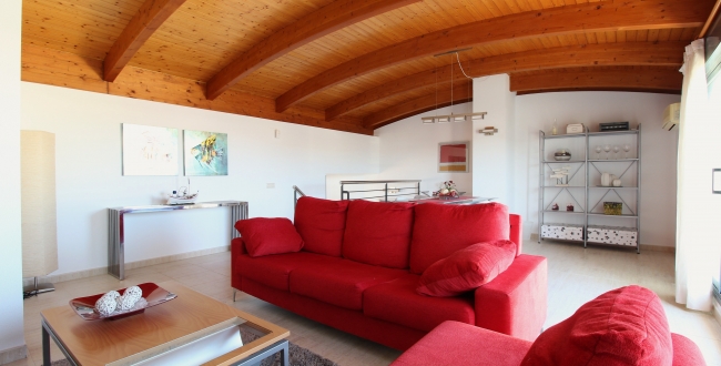 ÀTIC DE 3 HABITACIONS GRANS AMB TERRASSA, PISCINA COMUNITÀRIA, PÀRQUING I TRASTER AL COSTAT DEL PORT DE L'ESCALA