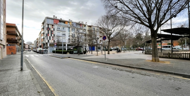 LOCAL COMERCIAL POLIVALENT A L'EIXAMPLE SUD - DAVANT DE PARC I ZONA ESCOLAR 