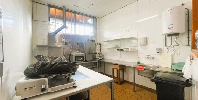 LOCAL COMERCIAL POLIVALENT A L'EIXAMPLE SUD - DAVANT DE PARC I ZONA ESCOLAR 