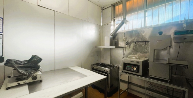 LOCAL COMERCIAL POLIVALENT A L'EIXAMPLE SUD - DAVANT DE PARC I ZONA ESCOLAR 